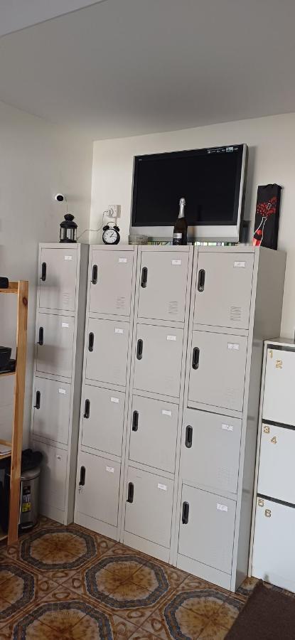 White Hostel 레메소스 외부 사진